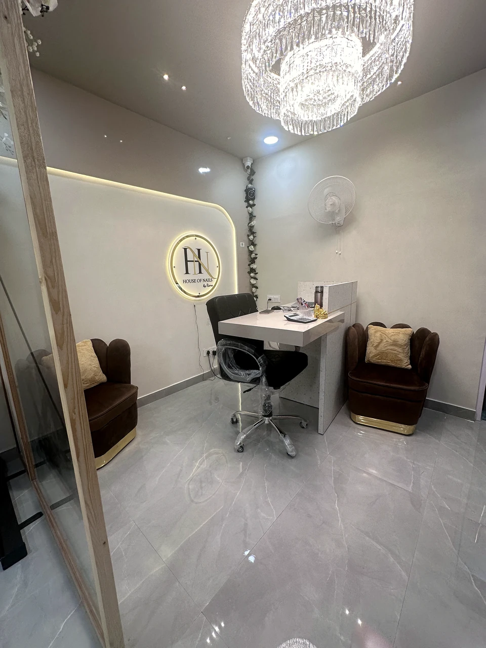 Individual nail treatment station with salon seating and mirror